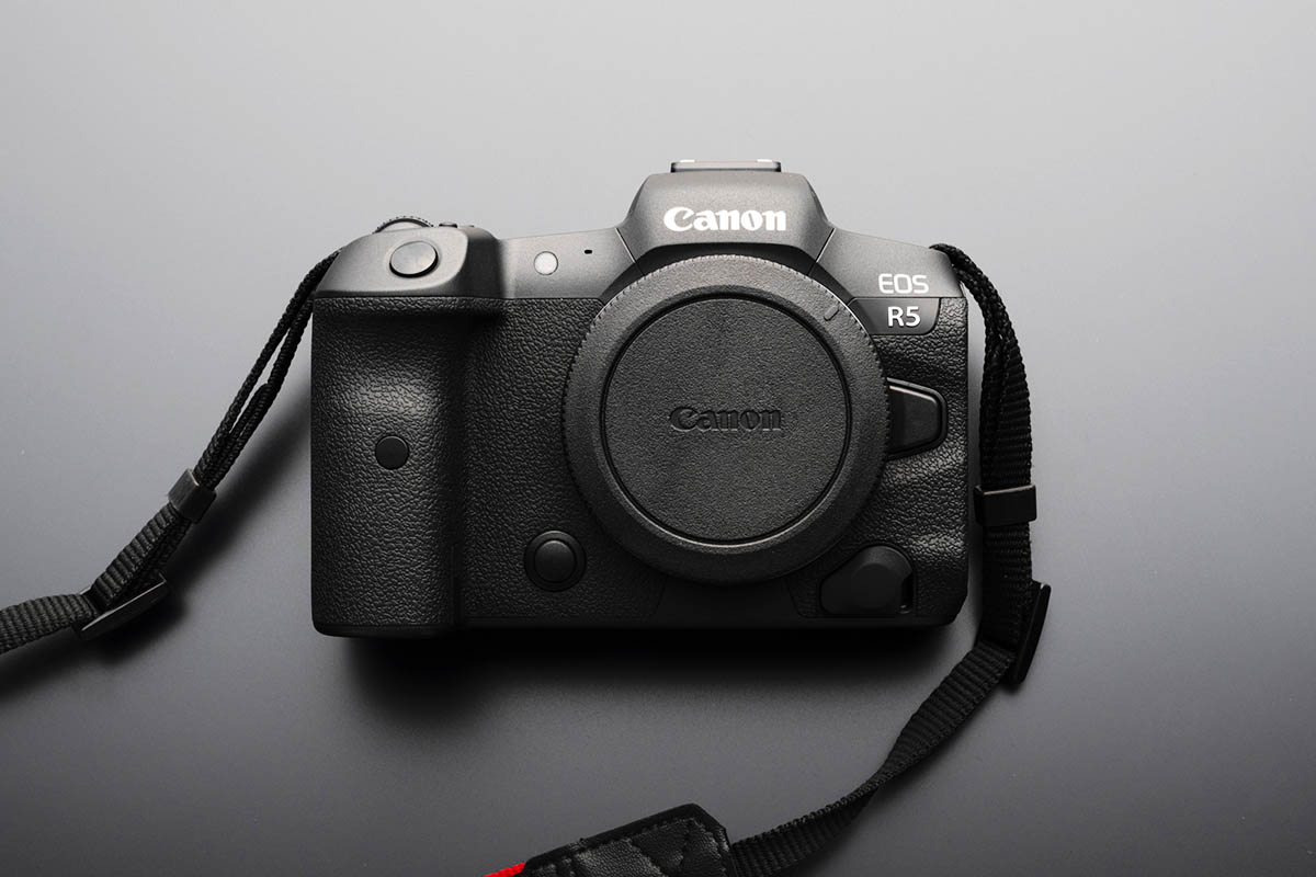 写真家が使っているカメラ。Canon EOS R5の写真。